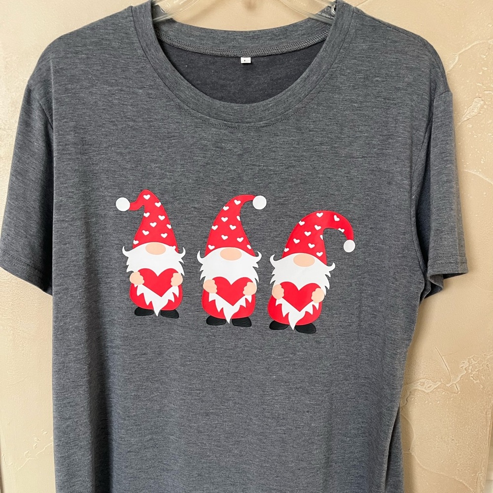 Ladies Women’s Gnome Heather Gray T-shirt Large 3 Gnomes Holding Hearts